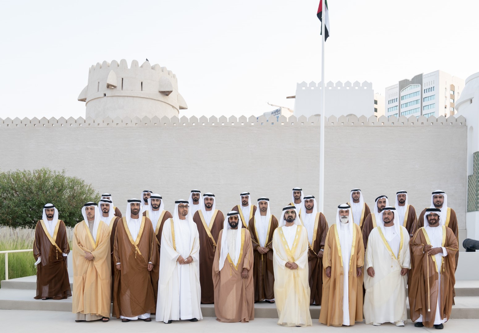 You are currently viewing في مواقع مختلفة من إمارات الدولة .. محمد بن راشد ومحمد بن زايد وسعود بن صقر والشيوخ يشهدون زفاف حمدان بن محمد بن زايد و150 عريساً من أبناء الوطن “أفراح الخمسين”