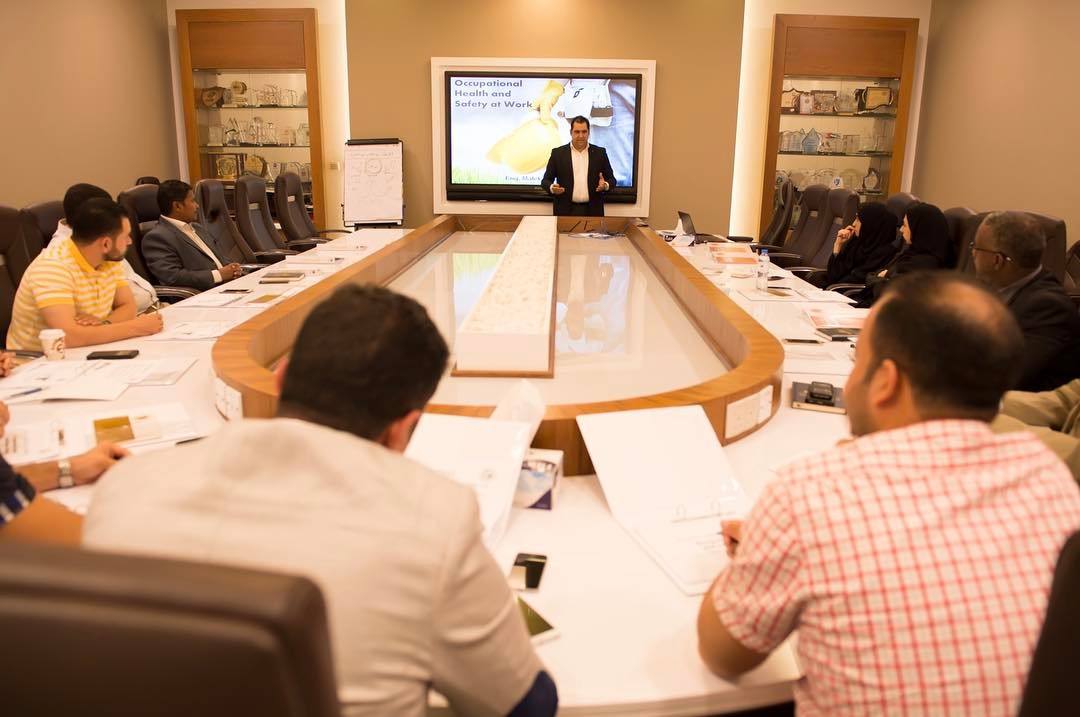 دائرة #بلدية_رأس_الخيمة تقيم دورة ( الصحة المهنية والسلامة في العمل ). ????? #?????_???_?????? ???? ???? ( ????? ??????? ???????? ?? ????? ).