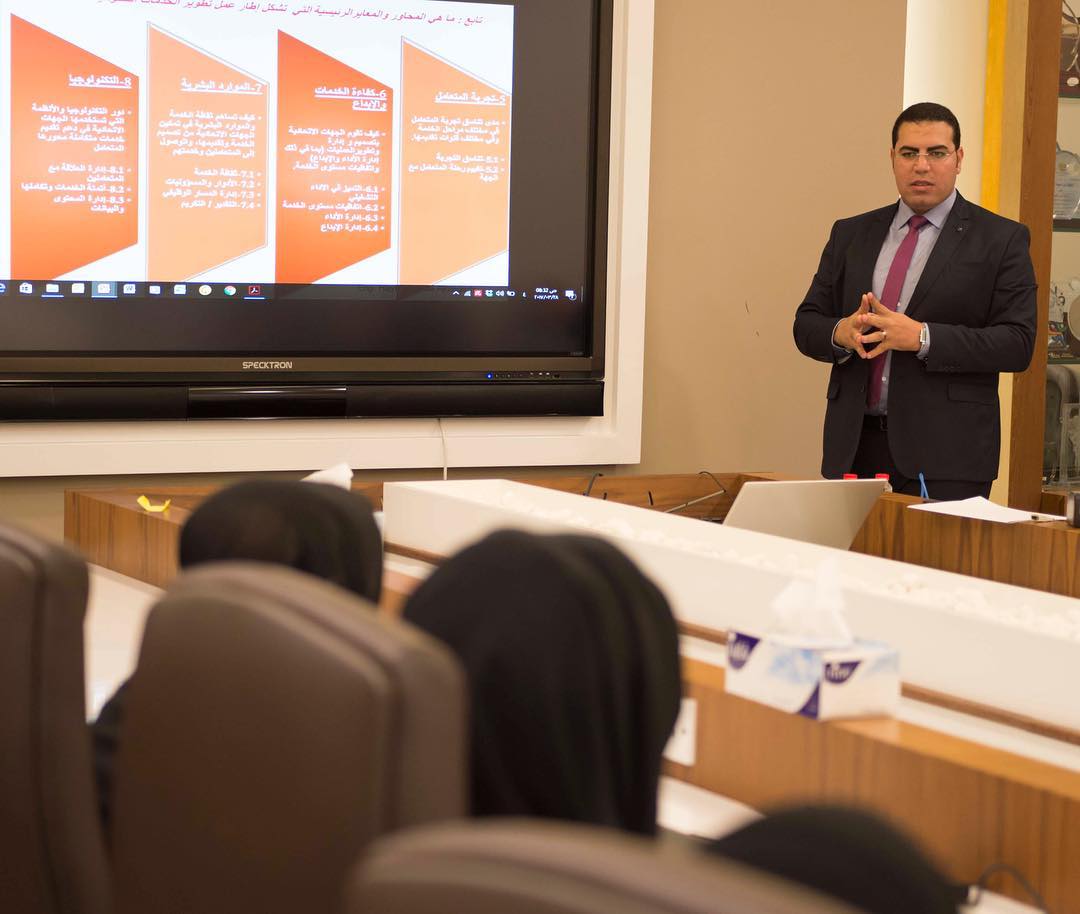 دائرة #بلدية_رأس_الخيمة تقيم دورة تدريبية تحت عنوان برنامج
الإمارات للخدمات الحكومية المتميزة ( 7 نجوم )  استقبلت بلدية رأس الخيمة المهندس هيثم ابو المجد مهندس استشاري وخبير إدارة الجودة الشاملة والنظم المتكاملة والتخطيط الاستراتيجي في يوم الثلاثاء بتاريخ 28/3/2017 في قاعة الاجتماعات الرئيسية للدائرة حيث طرح أهم المحتويات للبرنامج التدريبي وهي نظرة عامة على إطار واستراتيجية حكومة دولة الإمارات ، ومنهجية تطوير الخدمات الحكومية وتقييمها إلى مستوى  ال 7 نجوم وبرنامج الإمارات للخدمة الحكومية المتميزة  7 نجوم.  وتأتي هذه الورشة التعريفية للتعريف بنظام النجوم العالمي لتصنيف الخدمات، وتوضيح المبادئ التي قام عليها النظام، وشرح هيكلية المعايير للنظام وعملية التقييم وكيفية بناء ملف الترشح وتوضيح لأهم الممارسات الإيجابية عند بناء منظومة التميز في مجال تطوير وتقديم الخدمات، وذلك لتمكين الجهات من بناء أسس ومفاهيم صحيحة عن متطلبات نظام النجوم العالمي لتصنيف الخدمات، وإعداد ملفات الترشح بطريقة نموذجية حسب متطلبات برنامج الإمارات للخدمات الحكومية المتميز 7 نجوم.  وأضاف المهندس هيثم ابوالمجد: " إن بلدية رأس الخيمة تسعى دوماً لتقديم أفضل الخدمات بسهولة ويسر لمتعامليها من خلال تطوير طرق تقديم الخدمات والتحول الذكي في معظم معاملاتها، وهذا ما جعلها تحصل على معدلات مرتفعة وغير مسبوقة من نسب معدلات رضا العملاء، وسوف تستمر البلدية في التقدم للأمام تحقيقاً لرؤى القيادة الرشيدة والوصول لخدمات حكومية متميزة حسب نظام النجوم العالمي لتصنيف الخدمات.  ومن أهم عوامل نجاح الجهات ومراكز تقديم الخدمات الحكومية الراغبة بتقديم خدمات ترتقي لتصنيف سبعة نجوم؛ بدء رحلتها نحو هذا التميز بدراسة وفهم معايير برنامج الإمارات للخدمات الحكومية المتميزة ( 7 نجوم ) المنبثقة من رواية دولة الإمارات ( أن نكون من أفضل دول العالم بحلول عام 2021 ما يتضمنه البرنامج )-بما يتضمنه من إطار عمل ومحاور وعناصر وأدوات ونماذج، وتحديد جميع الفجوات المتعلقة بأداء مراكز الخدمة بناء على متطلبات 7نجوم، والذي سيمكن الجهات الساعية للتميز في تقديم الخدمات إلى بناء المبادرات التطويرية اعتماداً على أسس صحيحة تلبي متطلبات نظام النجوم العالمي لتصنيف الخدمات ????? #?????_???_?????? ???? ???? ??????? ??? ????? ??????
???????? ??????? ???????? ???????? ( 7 ???? )  ??????? ????? ??? ?????? ??????? ???? ??? ????? ????? ??????? ????? ????? ?????? ??????? ?????? ????????? ???????? ??????????? ?? ??? ???????? ?????? 28/3/2017 ?? ???? ?????????? ???????? ??????? ??? ??? ??? ????????? ???????? ???????? ??? ???? ???? ??? ???? ??????????? ????? ???? ???????? ? ??????? ????? ??????? ???????? ???????? ??? ?????  ?? 7 ???? ??????? ???????? ?????? ???????? ????????  7 ????.  ????? ??? ?????? ????????? ??????? ????? ?????? ??????? ?????? ???????? ?????? ??????? ???? ??? ????? ??????? ???? ?????? ???????? ?????? ?????? ??????? ?????? ???? ??? ?????? ?????? ???? ????????? ????????? ??? ???? ?????? ?????? ?? ???? ????? ?????? ???????? ???? ?????? ?????? ?? ???? ??? ??????? ????? ?? ??????? ???? ?????? ??????? ?????? ???????? ?????? ????? ?????? ?????? ??????? ??? ??????? ?????? ???????? ??????? ???????? ??????? 7 ????.  ????? ??????? ???? ????????: " ?? ????? ??? ?????? ???? ????? ?????? ???? ??????? ?????? ???? ?????????? ?? ???? ????? ??? ????? ??????? ??????? ????? ?? ???? ?????????? ???? ?? ????? ???? ??? ?????? ?????? ???? ?????? ?? ??? ?????? ??? ???????? ???? ????? ??????? ?? ?????? ?????? ??????? ???? ??????? ??????? ??????? ?????? ?????? ?????? ??? ???? ?????? ??????? ?????? ???????.  ??? ??? ????? ???? ?????? ?????? ????? ??????? ???????? ??????? ?????? ????? ????? ?????? ???? ????? ??? ?????? ??? ??? ?????? ?????? ???? ?????? ?????? ???????? ??????? ???????? ???????? ( 7 ???? ) ???????? ?? ????? ???? ???????? ( ?? ???? ?? ???? ??? ?????? ????? ??? 2021 ?? ?????? ???????? )-??? ?????? ?? ???? ??? ?????? ?????? ?????? ??????? ?????? ???? ??????? ???????? ????? ????? ?????? ???? ??? ??????? 7????? ????? ????? ?????? ??????? ?????? ?? ????? ??????? ??? ???? ????????? ????????? ???????? ??? ??? ????? ???? ??????? ???? ?????? ??????? ?????? ???????