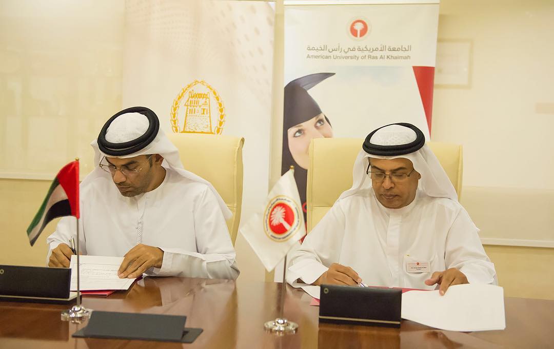 دائرة #بلدية_رأس_الخيمة توقع اتفاقية تعاون في مجال الدراسات الهندسية وتدريب الكوادر الفنية
في إطار إرسال دعائم التعاون الإستراتيجي بين الجهات التعليمية في القطاع الخاص والحكومي وتفعيل هذه الشراكة والمساهمة في تنفيذ وتنظيم ورش العمل العلمية والهندسية، سعياً من أجل تحقيق التكاملية والشمولية في تحقيق رؤية الدولة والحكومة الرشيدة، وقعت دائرة #بلدية_رأس_الخيمة اتفاقية تعاون مع الجامعة الأمريكية في رأس الخيمة.
حيث قام سعادة / منذر محمد بن شكر الزعابي مدير عام دائرة #بلدية_رأس_الخيمة و سعادة البروفسور / حسن حمدان العلكيم رئيس الجامعة الأمريكية و بحضور وفد مشترك ضم المعنيين من الجهتين.
وتهدف الاتفاقية إلى تطوير فرص تعاون بين دائرة البلدية والجامعة الأمريكية في رأس الخيمة من خلال مركز الخبرة الذي تقوم الجامعة حالياً بتأسيسه وذلك بهدف زيادة الإمكانيات والمصادر للحصول على خدمات بمستوى متميز. ????? #?????_???_?????? ???? ??????? ????? ?? ???? ???????? ???????? ?????? ??????? ??????
?? ???? ????? ????? ??????? ??????????? ??? ?????? ????????? ?? ?????? ????? ???????? ?????? ??? ??????? ????????? ?? ????? ?????? ??? ????? ??????? ?????????? ????? ?? ??? ????? ????????? ????????? ?? ????? ???? ?????? ???????? ???????? ???? ????? #?????_???_?????? ??????? ????? ?? ??????? ????????? ?? ??? ??????.
??? ??? ????? / ???? ???? ?? ??? ??????? ???? ??? ????? #?????_???_?????? ? ????? ????????? / ??? ????? ??????? ???? ??????? ????????? ? ????? ??? ????? ?? ???????? ?? ???????.
????? ????????? ??? ????? ??? ????? ??? ????? ??????? ???????? ????????? ?? ??? ?????? ?? ???? ???? ?????? ???? ???? ??????? ?????? ??????? ???? ???? ????? ?????????? ???????? ?????? ??? ????? ?????? ?????.