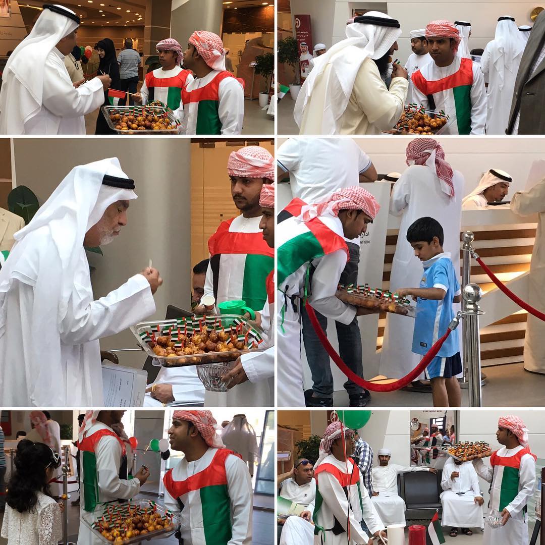 #بلدية_رأس_الخيمة تشارك مراجعيها فرحة الاحتفال بـ #يوم_العلم أثناء توزيع الضيافة داخل مركز خدمة المتعاملين #?????_???_?????? ????? ???????? ???? ???????? ?? #???_????? ????? ????? ??????? ???? ???? ???? ??????????