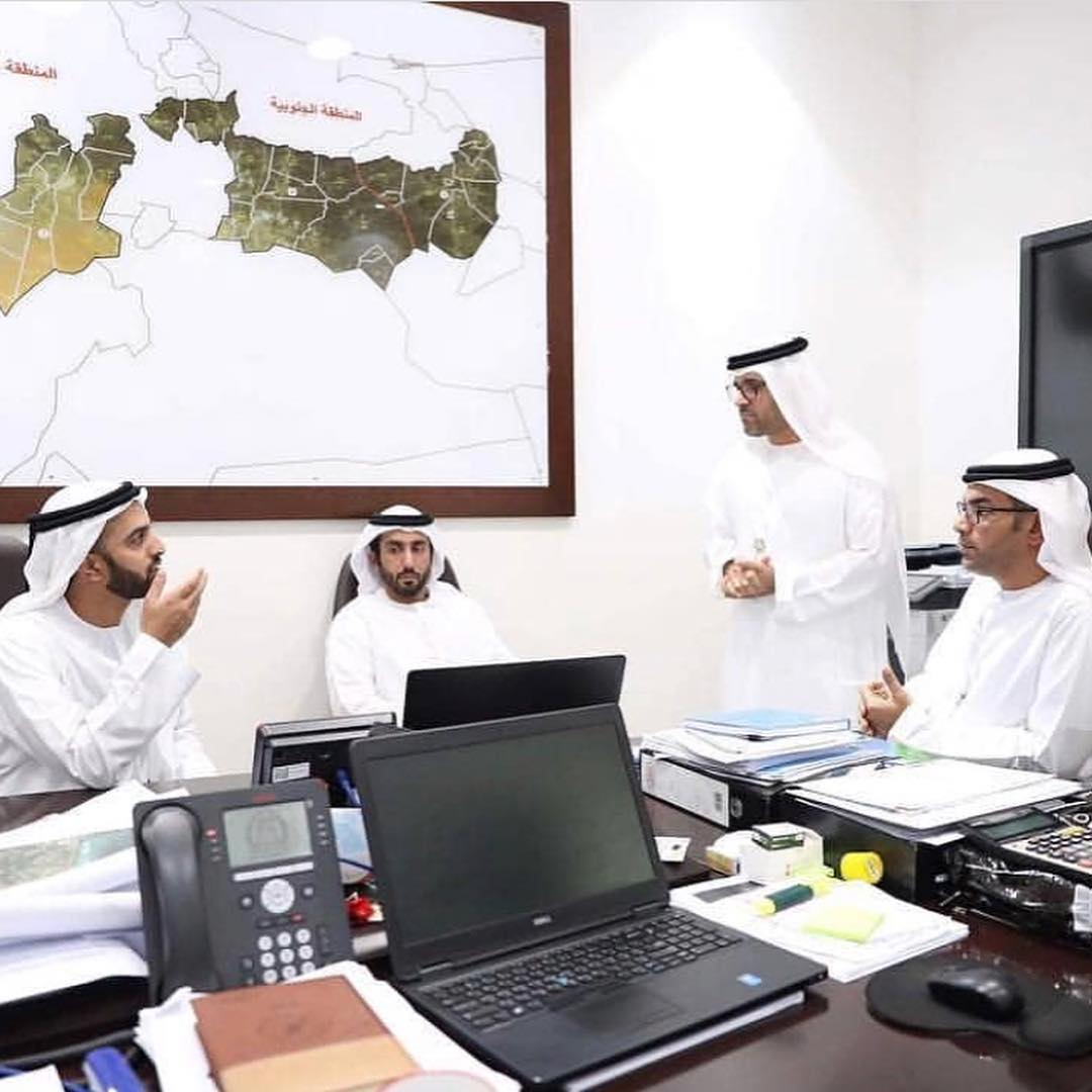 ‎
‎ أكد سمو الشيخ محمد بن سعود بن صقر القاسمي ولي عهد رأس الخيمة رئيس المجلس التنفيذي أهمية الدور الذي تلعبه الدوائر المحلية في تطوير عجلة التنمية في الإمارة حيث ساهمت جهودها الكبيرة في تطور قطاعات مختلفة.
‎جاء ذلك خلال قيام سمو ولي عهد رأس الخيمة صباح اليوم بجولة تفقدية لدائرة بلدية رأس الخيمة للاطلاع على سير العمل حيث كان في استقبال سموه سعادة منذر محمد بن شكر الزعابي مدير عام دائرة بلدية رأس الخيمة والمهندس عبدالله صالح سمحان النعيمي مدير القطاع التنفيذي في الدائرة ومحمد جاسم راشد بو الحمام النعيمي مدير مركز سعادة المتعاملين في الدائرة وعدد من المسؤولين.
‎وأشار سموه إلى حرص حكومة رأس الخيمة على مواصلة مسيرة التنمية وتقديم مختلف وسائل الدعم لجميع القطاعات والدوائر المحلية بهدف بناء بيئة متكاملة ومثالية تخدم مختلف الأفراد في الإمارة .. مؤكدا أن مسيرة التنمية مستمرة ويجب أن تواكب التغيرات المحيطة وتستفيد من التكنولوجيا الحديثة في سير العمل لاختصار الوقت والإسراع في تقديم الخدمات.
‎كما أكد أهمية تقديم أفضل الخدمات للمتعاملين وفق أعلى المعايير ومضاعفة جميع العاملين في الدائرة للجهود المبذولة لخدمة المواطنين انطلاقا من حرص حكومة رأس الخيمة على توفير الحياة الكريمة للمواطنين والمقيمين على أرض الدولة.
‎وشدد سموه على سرعة إنجاز معاملات المراجعين وأن يواصل موظفو الدائرة تطوير أدائهم وحث الموظفين والمسؤولين على مواصلة تقديم التسهيلات للمراجعين وتوفير أفضل الخدمات والتعاون مع باقي الجهات الحكومية ذات العلاقة بتسهيل وتبسيط الإجراءات.
. ‎من جهته أكد منذر محمد بن شكر  مدير عام الدائرة أن زيارة ولي عهد رأس الخيمة تأتي انطلاقا من حرص حكومة رأس الخيمة على الارتقاء بالعمل الحكومي في مختلف دوائر الإمارة وتطبيق أعلى المعايير في مجال التميز والجودة والخدمات المقدمة والاطلاع عن قرب على الخدمات المقدمة للمتعاملين.وام #بلدية_رأس_الخيمة ?
? ??? ??? ????? ???? ?? ???? ?? ??? ??????? ??? ??? ??? ?????? ???? ?????? ???????? ????? ????? ???? ????? ??????? ??????? ?? ????? ???? ??????? ?? ??????? ??? ????? ?????? ??????? ?? ???? ?????? ??????.
???? ??? ???? ???? ??? ??? ??? ??? ?????? ???? ????? ????? ?????? ?????? ????? ??? ?????? ??????? ??? ??? ????? ??? ??? ?? ??????? ???? ????? ???? ???? ?? ??? ??????? ???? ??? ????? ????? ??? ?????? ???????? ??????? ???? ????? ??????? ???? ?????? ???????? ?? ??????? ????? ???? ???? ?? ?????? ??????? ???? ???? ????? ?????????? ?? ??????? ???? ?? ?????????.
?????? ???? ??? ??? ????? ??? ?????? ??? ?????? ????? ??????? ?????? ????? ????? ????? ????? ???????? ???????? ??????? ???? ???? ???? ??????? ??????? ???? ????? ??????? ?? ??????? .. ????? ?? ????? ??????? ?????? ???? ?? ????? ???????? ??????? ??????? ?? ??????????? ??????? ?? ??? ????? ??????? ????? ???????? ?? ????? ???????.
???? ??? ????? ????? ???? ??????? ?????????? ??? ???? ???????? ??????? ???? ???????? ?? ??????? ?????? ???????? ????? ????????? ??????? ?? ??? ????? ??? ?????? ??? ????? ?????? ??????? ????????? ????????? ??? ??? ??????.
????? ???? ??? ???? ????? ??????? ????????? ??? ????? ????? ??????? ????? ?????? ??? ???????? ?????????? ??? ?????? ????? ????????? ????????? ?????? ???? ??????? ???????? ?? ???? ?????? ???????? ??? ??????? ?????? ?????? ?????????.
. ??? ???? ??? ???? ???? ?? ???  ???? ??? ??????? ?? ????? ??? ??? ??? ?????? ???? ??????? ?? ??? ????? ??? ?????? ??? ???????? ?????? ??????? ?? ????? ????? ??????? ?????? ???? ???????? ?? ???? ?????? ??????? ???????? ??????? ???????? ?? ??? ??? ??????? ??????? ??????????.??? #?????_???_??????