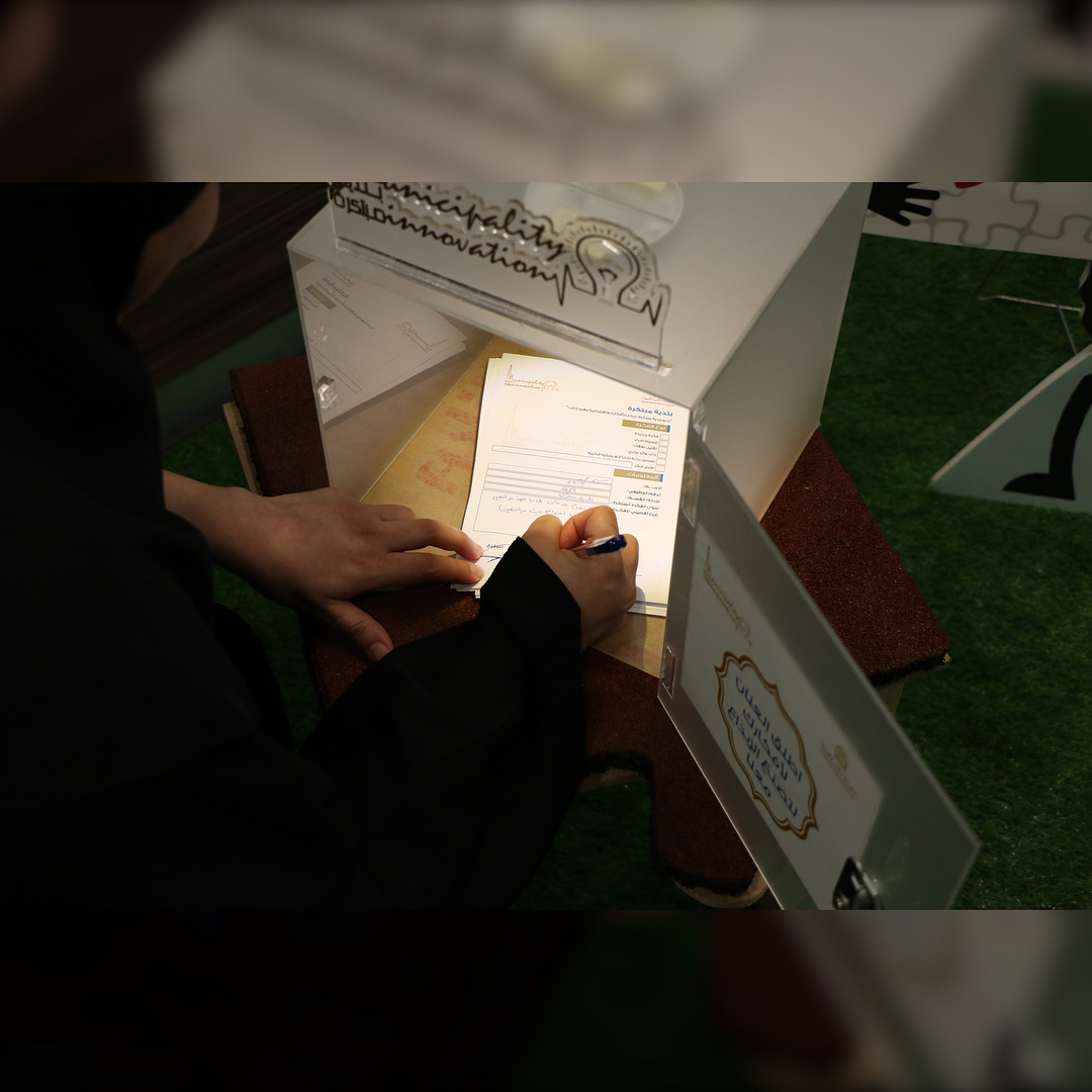 فعاليات "الابتكار يبدأ بك" في دائرة #بلدية_رأس_الخيمة
أقامت دائرة بلدية رأس الخيمة فعاليات الابتكار يبدأ بك ، تحت شعار " بلدية مبتكرة " ، لتعزيز مهارات الموظفين في مجال الابتكار ، وتحفيز تجربة الابتكار للموظفين على التفكير بطرق جديدة غالباً ماتكون غير اعتيادية للتوصل إلى حلول مبتكرة لأهم التحديات التي تواجههم اليوم .
حيث قام سعادة منذر محمد بن شكر مدير عام دائرة بلدية رأس الخيمة بافتتاح الفعالية ، التي نظمها فريق الابتكار بالدائرة التي تتضمن عدة أركان ، منها ركن الابتكار المعرفي، وركن أنا مبتكر ، وركن الابتكار الترفيهي ، وركن شكراً لأنك مبتكر .
وتضمن ركن الابتكار المعرفي عرض عدة ورشات ، منها ورشة الابداع والابتكار تقديم الدكتور ليث الطنيجي و كما تم طرح ورشة عن دبلوم الابتكار تقديم المستشار صالح الشنار من الجامعة الامريكية و ورشة عن الابتكار تقديم ياسر بهاء الدين خبير الجودة .
تم اطلاق مبادرة أنا مبتكر تدعو الموظفين على تقديم أفكار في مجال تبسيط الاجراءات وتطوير الخدمات ، و تقليل النفقات و استحداث خدمات مبتكرة جديدة ، حيث ستخضع كافة الافكار للتقييم من قبل لجنة  مختصة للنظر في إمكانية تطبيقها وسيحصل الموظف المبتكر على جائزة الموظف المبتكر إذا تم استيفاء الشروط والمعايير ، بالإضافة إلى تسجيل الملكية الفكرية. وقد تم  أيضاً عرض فيديو تعريفي عن حماية الملكية الفكرية وتسجيل براءة الاختراع بالاضافة إلى استقبال اقتراحات الموظفين من خلال القنوات المتاحة.
وتم عرض مجموعة من الالعاب الذهنية الالكترونية  و اليدوية وأيضاً توزيع هدايا تذكارية وبطاقات دعوة للمشاركة في الفعاليات على جميع الموظفين في الدائرة.وصاحب الفعالية عرض شاشات لخدمات الدائرة الذكية وشاشه أخرى عرض فيها أحد الابتكارت المطبقة والحاصلة على تسجيل براءة الاختراع .
وقد صرحت م. سعاد الدرة رئيس قسم المشاريع الجغرافية و قائد معيار فريق الابتكار أن الفعالية تهدف إلى ترسيخ مفهوم الابتكار بين الموظفين وتشجيعهم على تطوير الافكار الخلاقة لخدمة دائرة البلدية والعمل الحكومي ونشر ثقافة الابتكار الحكومي أصبح مطلب أساسي في كل الجهات .
وتتلخص الغاية الأساسية من عرض مبادرات الابتكار الى تحفيز التفكير المبتكر الذي تسعى له دائرة البلدية من حيث استحداث مساحات ابتكار تتيح لها تطوير خدماتها لخدمة المتعاملين وتسهيل الاجراءات في كافة المجالات على مستوى إمارة رأس الخيمة .Innovation Starts With You at #RAK_Municipality Department ??????? "???????? ???? ??" ?? ????? #?????_???_??????
????? ????? ????? ??? ?????? ??????? ???????? ???? ?? ? ??? ???? " ????? ?????? " ? ?????? ?????? ???????? ?? ???? ???????? ? ?????? ????? ???????? ???????? ??? ??????? ???? ????? ?????? ?????? ??? ???????? ?????? ??? ???? ?????? ???? ???????? ???? ??????? ????? .
??? ??? ????? ???? ???? ?? ??? ???? ??? ????? ????? ??? ?????? ??????? ???????? ? ???? ????? ???? ???????? ???????? ???? ????? ??? ????? ? ???? ??? ???????? ???????? ???? ??? ????? ? ???? ???????? ???????? ? ???? ????? ???? ????? .
????? ??? ???????? ??????? ??? ??? ????? ? ???? ???? ??????? ????????? ????? ??????? ??? ??????? ? ??? ?? ??? ???? ?? ????? ???????? ????? ???????? ???? ?????? ?? ??????? ????????? ? ???? ?? ???????? ????? ???? ???? ????? ???? ?????? .
?? ????? ?????? ??? ????? ???? ???????? ??? ????? ????? ?? ???? ????? ????????? ?????? ??????? ? ? ????? ??????? ? ??????? ????? ?????? ????? ? ??? ????? ???? ??????? ??????? ?? ??? ????  ????? ????? ?? ??????? ??????? ?????? ?????? ??????? ??? ????? ?????? ??????? ??? ?? ??????? ?????? ????????? ? ???????? ??? ????? ??????? ???????. ??? ??  ????? ??? ????? ?????? ?? ????? ??????? ??????? ?????? ????? ???????? ???????? ??? ??????? ???????? ???????? ?? ???? ??????? ???????.
??? ??? ?????? ?? ??????? ??????? ???????????  ? ??????? ?????? ????? ????? ??????? ??????? ???? ???????? ?? ????????? ??? ???? ???????? ?? ???????.????? ???????? ??? ????? ?????? ??????? ?????? ????? ???? ??? ???? ??? ????????? ??????? ???????? ??? ????? ????? ???????? .
??? ???? ?. ???? ????? ???? ??? ???????? ????????? ? ???? ????? ???? ???????? ?? ???????? ???? ??? ????? ????? ???????? ??? ???????? ???????? ??? ????? ??????? ??????? ????? ????? ??????? ?????? ??????? ???? ????? ???????? ??????? ???? ???? ????? ?? ?? ?????? .
?????? ?????? ???????? ?? ??? ??????? ???????? ??? ????? ??????? ??????? ???? ???? ?? ????? ??????? ?? ??? ??????? ?????? ?????? ???? ??? ????? ??????? ????? ?????????? ?????? ????????? ?? ???? ???????? ??? ????? ????? ??? ?????? .Innovation Starts With You at #RAK_Municipality Department