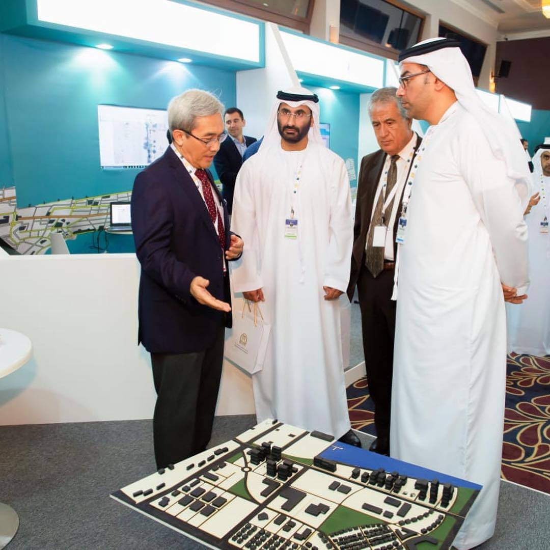 يوم نظم المعلومات الجغرافيةGIS DAYفي إطار التقدم والازدهار الذي تشهده إمارة رأس الخيمة للنهوض بإنجازات الدوائر الحكومية والخاصة في الإمارة ، والسعي المستمر لتطوير واقع نظم المعلومات الجغرافية وتحسين التطبيقات الحديثة وإضافة البرامج المتطورة في هذا المجال .نظمت بلدية رأس الخيمة متمثله بمركز نظم المعلومات الجغرافية تزامناً مع الاحتفال باليوم العالمي لنظم المعلومات الجغرافية فعاليات بهذه المناسبة بحضور ومشاركة العديد من الجهات الحكومية والخاصة ومنها: جامعة الامارات العربية المتحدة و الجامعة الإمريكية و مركز الدراسات والاحصاء والهيئة العامة للشوون والاوقاف، مؤسسة الخدمات الجيو مكانية ،بالإضافة إلى 6 شركات متخصصة في مجال نظم المعلومات الجغرافية وقد مثل دائرة البلدية في هذه الفعالية كل قسم المشاريع الجغرافية وقسم البيانات المكانية وقسم المساحة ، وتستمر فعاليات الاحتقال باليوم العالمي لنظم المعلومات الجغرافية لمدة ثلاث أيام من تاريخ13-15 نوفمبر 2018 من الساعة 9:00 صباحاً إلى 1:00 ظهراً في فندق ريكسوس باب البحر في رأس الخيمة، وقد استهدفت الفعالية المهنيين والشركات والدوائر الحكومية والجهات الخاصة والجمهور وبالإضافة إلى طلاب المدارس والجامعات .وأوضح سعادة منذر محمد بن شكر مدير عام دائرة بلدية رأس الخيمة أن المشاركة في تنظيم وانطلاق فعاليات يوم نظم المعلومات الجغرافية يأتي بهدف إلقاء الضوء ومناقشة وتبادل الخبرات حول أحدث التطورات في نظم المعلومات الجغرافية لدعم أصحاب القرار في تحسين الخدمات ، كما يهدف للتواصل والتوعية بالفوائد التي تقدمها التكنولوجيا في شتى المجالات التي بات العالم ومن خلال مؤسساته العالمية المختلفة يستفيد من مردودها .
وأشار المهندس عبدالله سمحان المدير التنفيذي لقطاع الشؤون الفنية إلى أهمية إدارة نظم المعلومات الجغرافية كونها مسؤولة عن جميع البيانات الجغرافية في إمارة رأس الخيمة وتسعى الدائرة من خلال المركز ضمان تطور هذا المجال بالتعاون و التنسيق المثمر مع الهيئات الحكومية والخاصة .
وقد رافق يوم نظم المعلومات الجغرافية معرضاً وورشات عمل لنظم المعلومات الجغرافية .
وفي ختام المعرض تم تكريم المشاركين في المعرض وكل من ساهم في إنجاح هذه الفعاليات . ??? ??? ????????? ?????????GIS DAY?? ???? ?????? ????????? ???? ????? ????? ??? ?????? ?????? ???????? ??????? ???????? ??????? ?? ??????? ? ?????? ??????? ?????? ???? ??? ????????? ????????? ?????? ????????? ??????? ?????? ??????? ???????? ?? ??? ?????? .???? ????? ??? ?????? ?????? ????? ??? ????????? ????????? ??????? ?? ???????? ?????? ??????? ???? ????????? ????????? ??????? ???? ???????? ????? ??????? ?????? ?? ?????? ???????? ??????? ?????: ????? ???????? ??????? ??????? ? ??????? ????????? ? ???? ???????? ???????? ??????? ?????? ?????? ????????? ????? ??????? ????? ?????? ????????? ??? 6 ????? ?????? ?? ???? ??? ????????? ????????? ??? ??? ????? ??????? ?? ??? ???????? ?? ??? ???????? ????????? ???? ???????? ???????? ???? ??????? ? ?????? ??????? ???????? ?????? ??????? ???? ????????? ????????? ???? ???? ???? ?? ?????13-15 ?????? 2018 ?? ?????? 9:00 ?????? ??? 1:00 ????? ?? ???? ?????? ??? ????? ?? ??? ??????? ??? ??????? ???????? ???????? ???????? ???????? ???????? ??????? ?????? ???????? ????????? ??? ???? ??????? ????????? .????? ????? ???? ???? ?? ??? ???? ??? ????? ????? ??? ?????? ?? ???????? ?? ????? ??????? ??????? ??? ??? ????????? ????????? ???? ???? ????? ????? ??????? ?????? ??????? ??? ???? ???????? ?? ??? ????????? ????????? ???? ????? ?????? ?? ????? ??????? ? ??? ???? ??????? ???????? ???????? ???? ?????? ??????????? ?? ??? ???????? ???? ??? ?????? ??? ???? ??????? ???????? ???????? ?????? ?? ??????? .
????? ??????? ??????? ????? ?????? ???????? ????? ?????? ?????? ??? ????? ????? ??? ????????? ????????? ????? ?????? ?? ???? ???????? ????????? ?? ????? ??? ?????? ????? ??????? ?? ???? ?????? ???? ???? ??? ?????? ???????? ? ??????? ?????? ?? ??????? ???????? ??????? .
??? ???? ??? ??? ????????? ????????? ?????? ?????? ??? ???? ????????? ????????? .
??? ???? ?????? ?? ????? ????????? ?? ?????? ??? ?? ???? ?? ????? ??? ????????? .